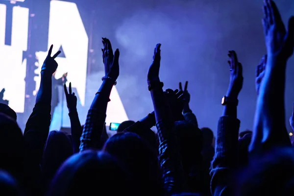 Толпа на музыкальном концерте, зрители поднимают руки — стоковое фото