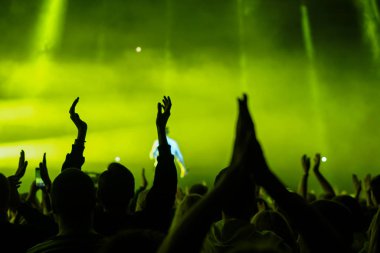 kalabalık seyirci kadar eller yükselterek bir müzik konserinde