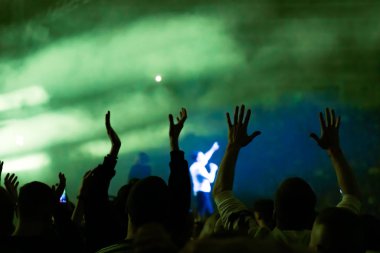 kalabalık seyirci kadar eller yükselterek bir müzik konserinde