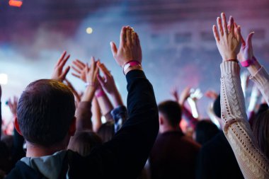 kalabalık seyirci kadar eller yükselterek bir müzik konserinde
