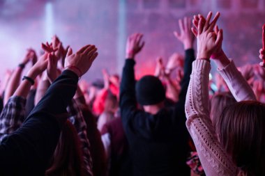 kalabalık seyirci kadar eller yükselterek bir müzik konserinde
