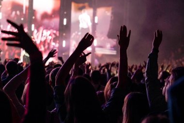 kalabalık seyirci kadar eller yükselterek bir müzik konserinde