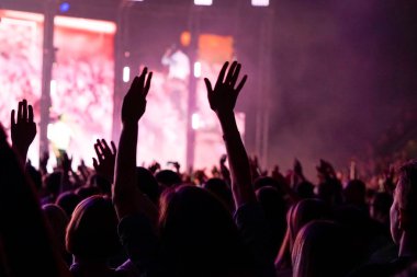 kalabalık seyirci kadar eller yükselterek bir müzik konserinde