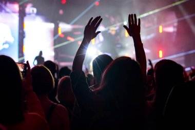 kalabalık seyirci kadar eller yükselterek bir müzik konserinde