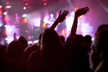 kalabalık seyirci kadar eller yükselterek bir müzik konserinde