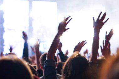 kalabalık seyirci kadar eller yükselterek bir müzik konserinde