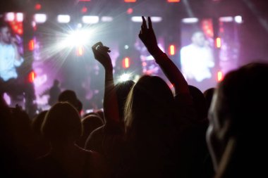 kalabalık seyirci kadar eller yükselterek bir müzik konserinde