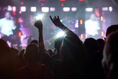 kalabalık seyirci kadar eller yükselterek bir müzik konserinde