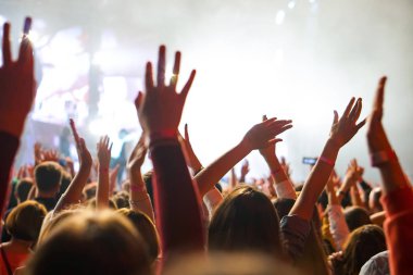 kalabalık seyirci kadar eller yükselterek bir müzik konserinde
