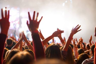 kalabalık seyirci kadar eller yükselterek bir müzik konserinde