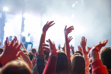 kalabalık seyirci kadar eller yükselterek bir müzik konserinde