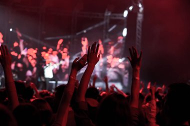 kalabalık seyirci kadar eller yükselterek bir müzik konserinde