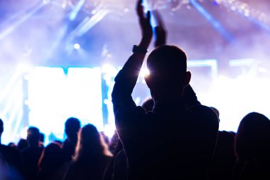 kalabalık seyirci kadar eller yükselterek bir müzik konserinde