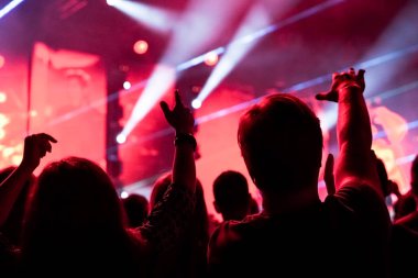 kalabalık seyirci kadar eller yükselterek bir müzik konserinde