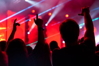 kalabalık seyirci kadar eller yükselterek bir müzik konserinde