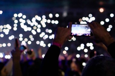 kalabalık seyirci kadar eller yükselterek bir müzik konserinde