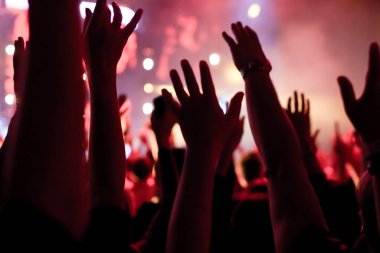 kalabalık seyirci kadar eller yükselterek bir müzik konserinde