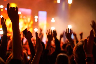 kalabalık seyirci kadar eller yükselterek bir müzik konserinde
