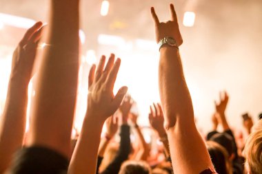 kalabalık seyirci kadar eller yükselterek bir müzik konserinde