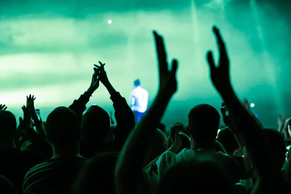 Tłum na koncercie muzyki, publiczność, podnoszenia rąk — Zdjęcie stockowe
