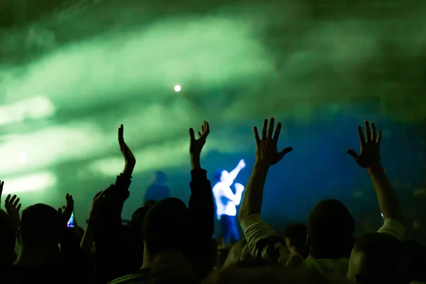 Multitud en un concierto de música, audiencia levantando las manos — Foto de Stock