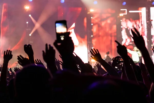 Publiken på en konsert, publiken höjer händerna upp — Stockfoto