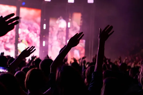Publiken på en konsert, publiken höjer händerna upp — Stockfoto