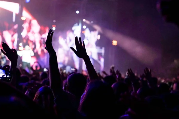 Publiek bij een concert van muziek, publiek verhogen handen omhoog — Stockfoto