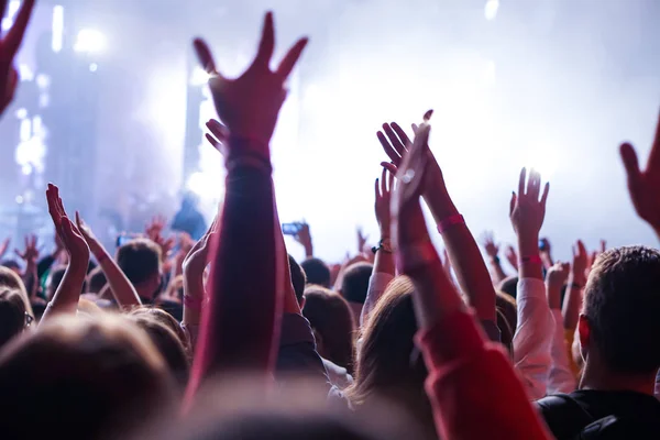 Kalabalık seyirci kadar eller yükselterek bir müzik konserinde — Stok fotoğraf