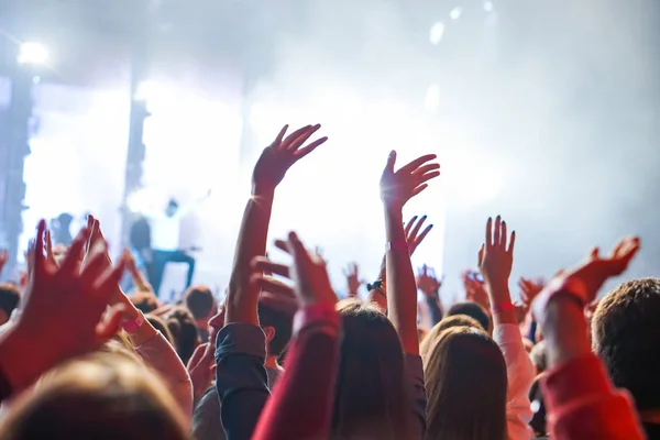 Menschenmenge bei Musikkonzert, Publikum hebt die Hände — Stockfoto