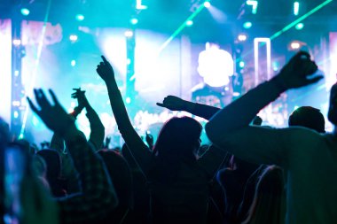 kalabalık tezahürat ve canlı müzik konser kaldırdı eller