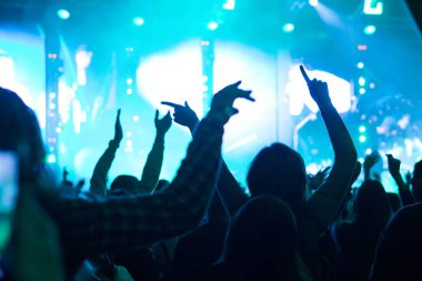 kalabalık tezahürat ve canlı müzik konser kaldırdı eller