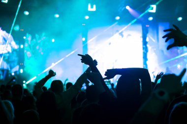 kalabalık tezahürat ve canlı müzik konser kaldırdı eller