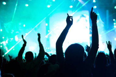kalabalık tezahürat ve canlı müzik konser kaldırdı eller