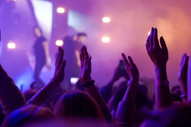 kalabalık tezahürat ve canlı müzik konser kaldırdı eller