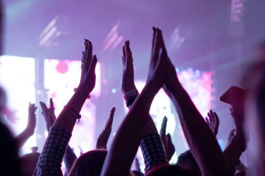 kalabalık tezahürat ve canlı müzik konser kaldırdı eller