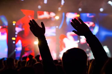 kalabalık tezahürat ve canlı müzik konser kaldırdı eller