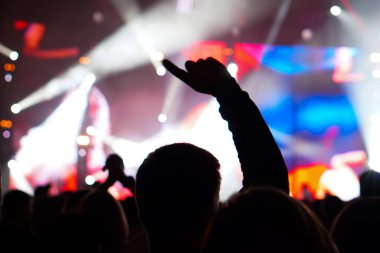 kalabalık tezahürat ve canlı müzik konser kaldırdı eller