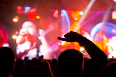 kalabalık tezahürat ve canlı müzik konser kaldırdı eller