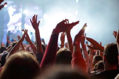 kalabalık tezahürat ve canlı müzik konser kaldırdı eller