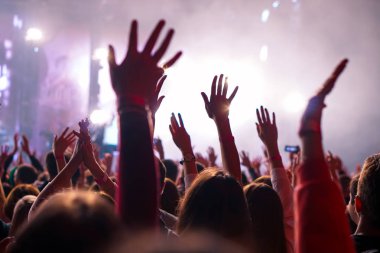 kalabalık tezahürat ve canlı müzik konser kaldırdı eller