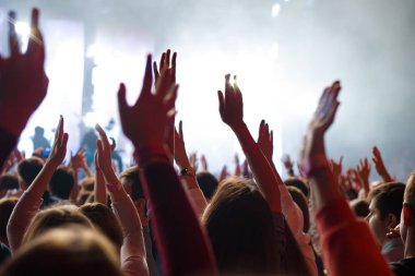 kalabalık tezahürat ve canlı müzik konser kaldırdı eller