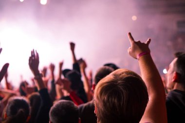 kalabalık tezahürat ve canlı müzik konser kaldırdı eller