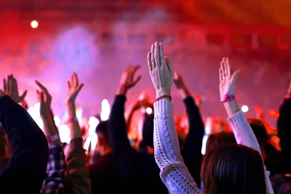 kalabalık tezahürat ve canlı müzik konser kaldırdı eller