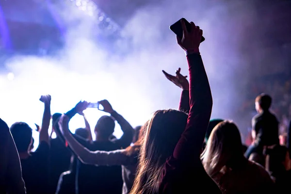 Multidão de aplausos e mãos levantadas em um concerto de música ao vivo — Fotografia de Stock