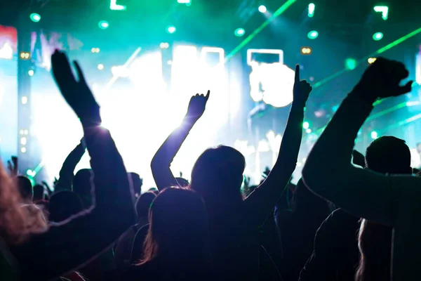 Multidão de aplausos e mãos levantadas em um concerto de música ao vivo — Fotografia de Stock