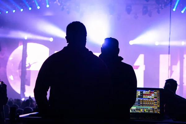 Silhouette Concert Persona en Hombros en Multitud con las manos en alto en un Festival de Música - Retroiluminado con iluminación . —  Fotos de Stock