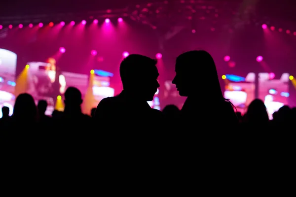 Sylwetka osoby koncert na barkach w tłum z ręce do góry Music Festival - podświetlany z oświetleniem. — Zdjęcie stockowe