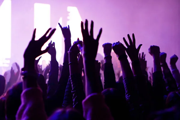 Πλήθος ζητωκραυγάζει και χέρια αυξάνεται σε μια ζωντανή μουσική συναυλία — Φωτογραφία Αρχείου