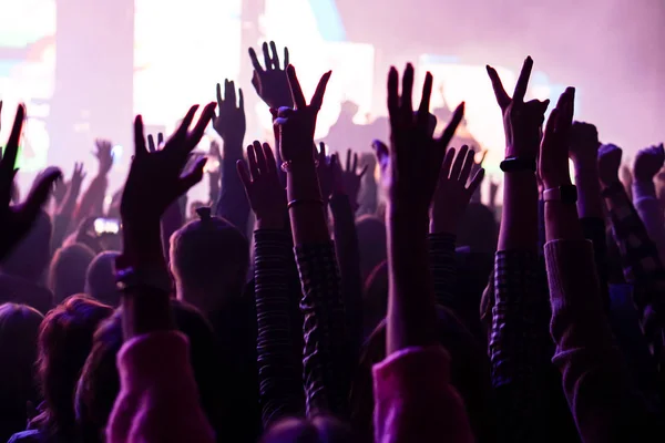 Multitud animando y las manos levantadas en un concierto de música en vivo —  Fotos de Stock